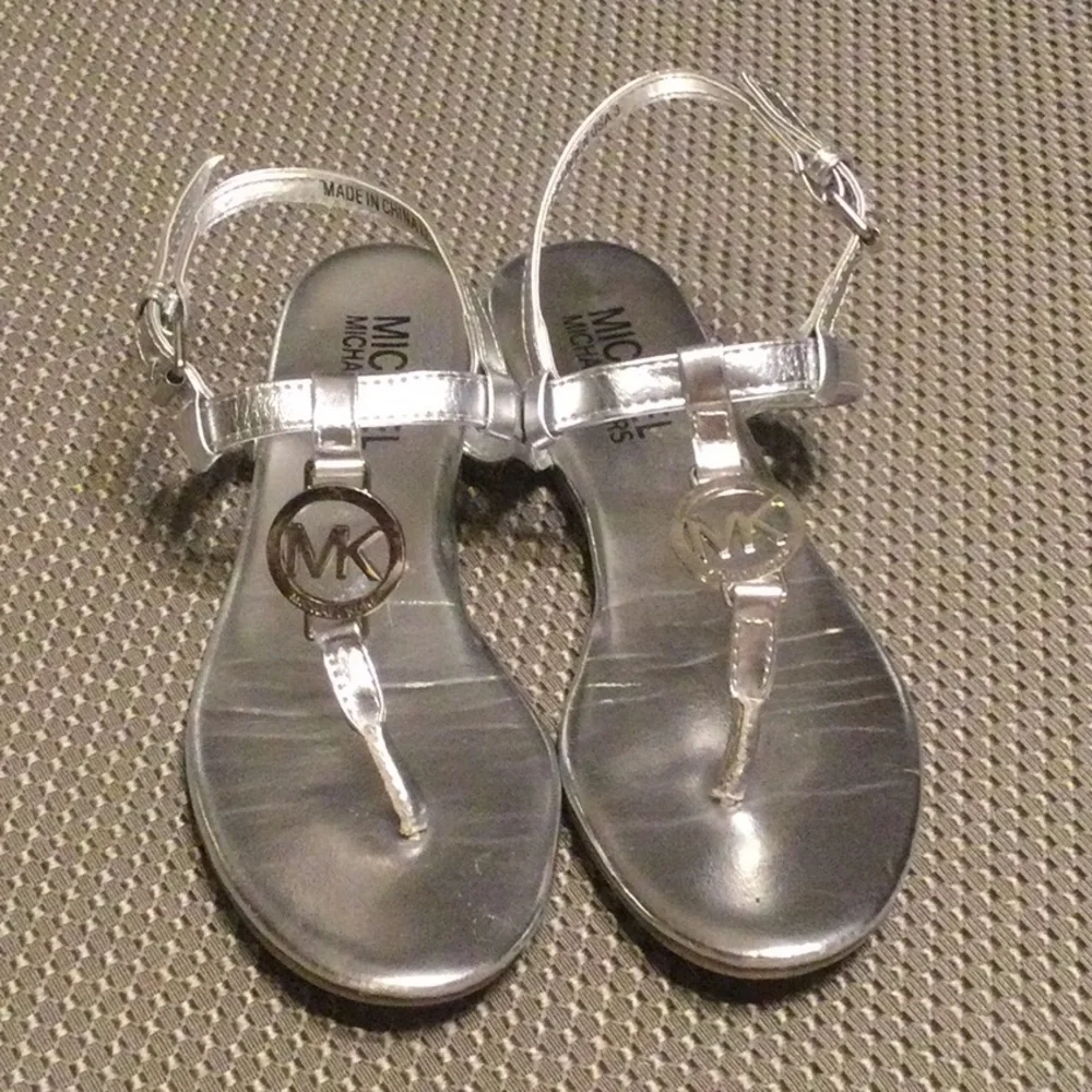 Michael Kors Silver Size 3 Girl’s Sandals. - Picture 2 of 4